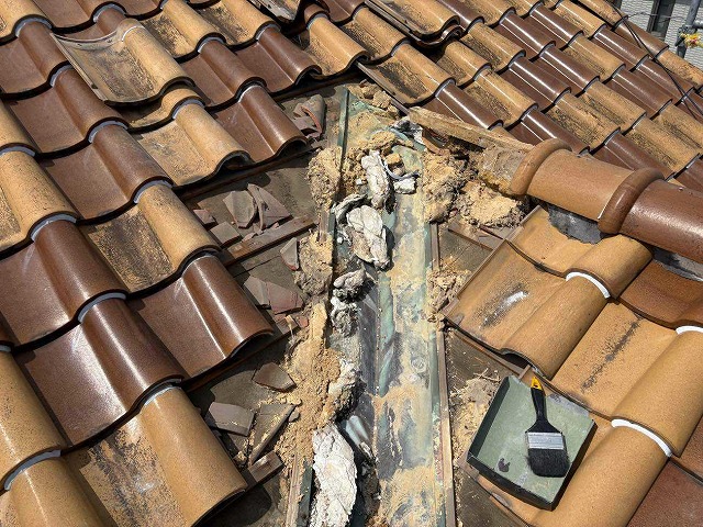 周囲の瓦を撤去